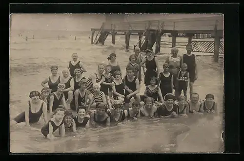 AK Badegäste in Bademode auf einem Gruppenbild am Strand
