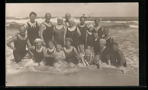 AK Menschen am Strand, Badegäste in Bademode