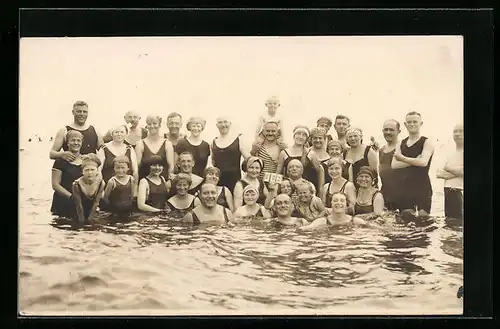 AK Gruppe Männer und Frauen in Bademode im Wasser am Strand