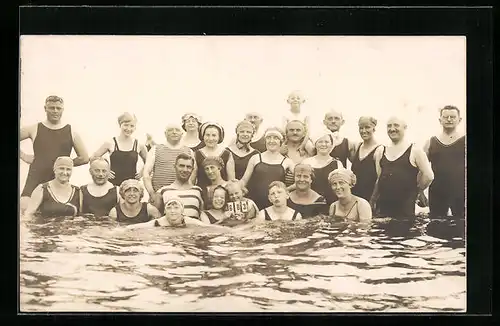 AK Menschen in Bademode gemeinsam am Strand abgelichtet