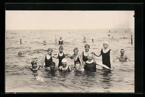 AK Kinder, Eltern und Grosseltern in Bademode im Meer