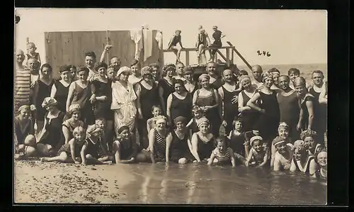 AK Grosse Gruppe Eltern mit Kindern in Bademode am Strand