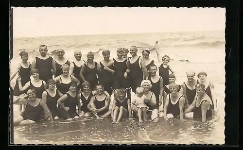 AK Damen, Herren und Kinder in Bademode am Strand abgelichtet
