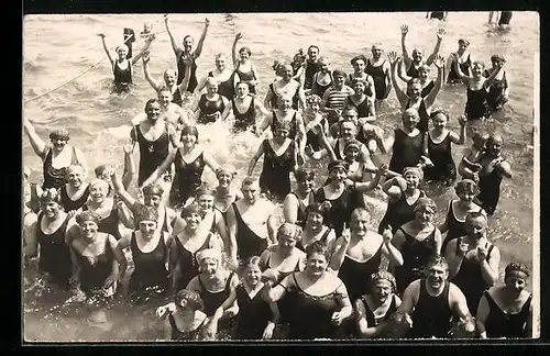 AK Gruppenbild Badegäste gemeinsam in Bademode im Wasser am Strand