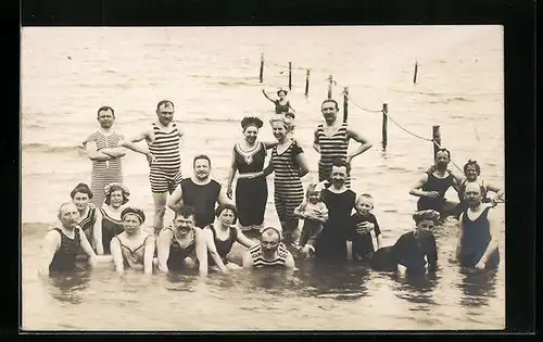 AK Gruppenbild Urlauber in Bademode im Wasser abgelichtet