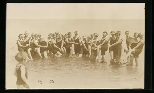 AK Urlaubspaare im Wasser in Bademode heben die Beine