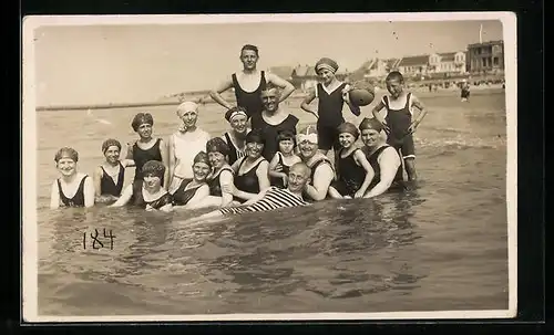 AK Familien im Urlaub in Bademode im Meer, Hotels im Hintergrund