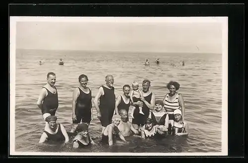 AK Familienfoto in Bademode im Wasser, Blick aufs Meer hinaus