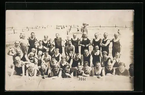 AK Gruppenfoto Familien in Bademode am Strand, Blick aufs Meer