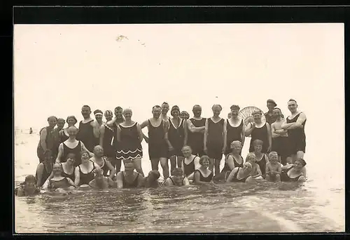 AK Gruppenfoto Badegäste in Bademode im seichten Meerwasser