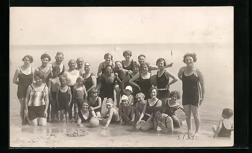 AK Gruppenbild Eltern mit Kindern in Bademode am Strand abgelichtet