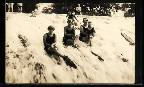 AK Damen mit Kind in Bademode sitzen auf einer Wasserschnelle