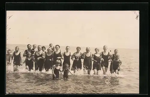 AK Gruppe Eltern mit Kindern stehen im Meer am Strand in Bademode