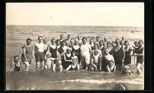 AK Gruppe Urlauber in Bademoden in der Brandung