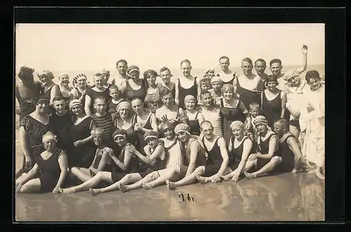 AK Eine grosse Gruppe an Eltern mit ihren Kindern in Bademode am Strand