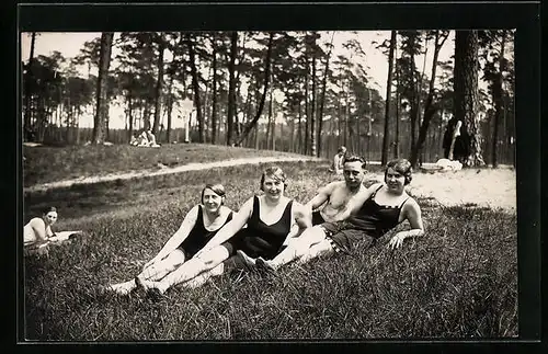 AK Mann mit drei Damen liegt in Bademode im Gras