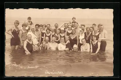 AK Gruppenbild im Meer, vom Kleinkind bis zum Grossvater in Bademode