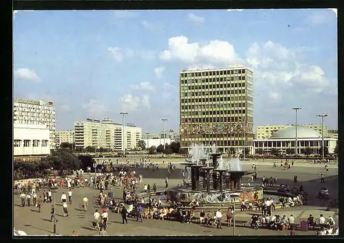 AK Berlin, Passanten am Brunnen auf dem Alexanderplatz