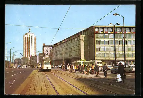 AK Leipzig, Hauptpostamt am Karl-Marx-Platz mit Blick zum Wohnhochhaus Wintergartenstrasse, Strassenbahn und Passanten