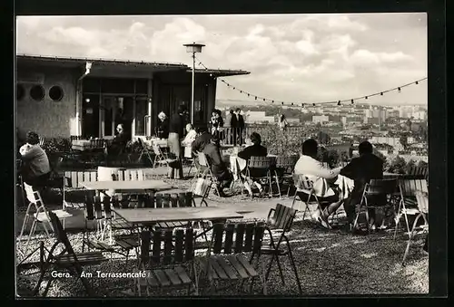 AK Gera, Gäste auf dem Terrassencafe mit Blick auf die Stadt
