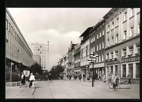 AK Gera, Passanten vor den Geschäften in der Strasse des 7. Oktober