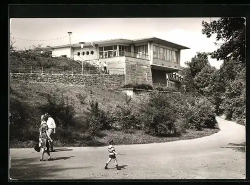 AK Gera, HO-Terrassencafe Osterstein, Familie auf dem WEg hinauf