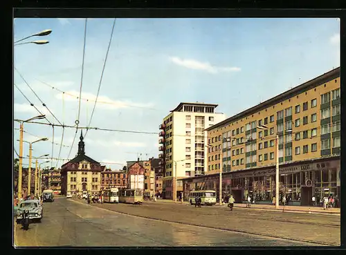 AK Gera, Strasse der Republik, Passanten und die Strassenbahn