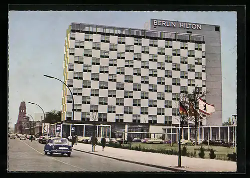 AK Berlin, auf der Strasse vor dem Hilton Hotel, Blick zur Gedächtniskirche