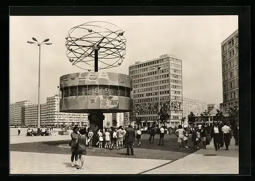 AK Berlin, Alexanderplatz, Passanten an der Urania-Weltzeit-Uhr