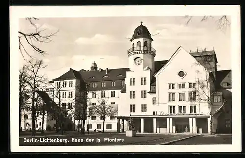 AK Berlin-Lichtenberg, vor dem Haus der jg. Pioniere