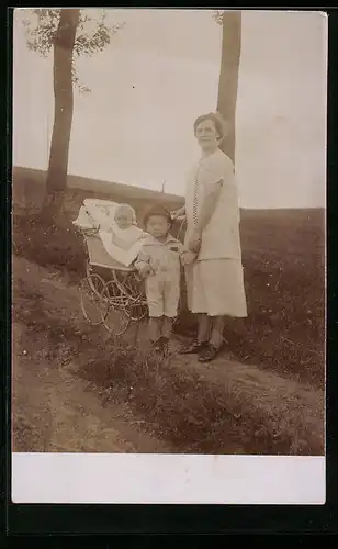 Foto-AK Frau mit Kind im Kinderwagen und Jungen