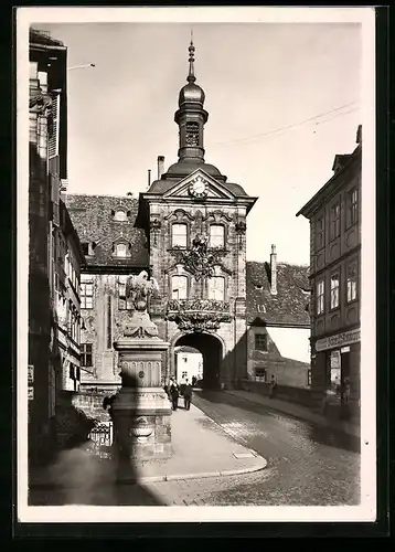 Foto-AK Deutscher Kunstverlag, Nr. 55: Bamberg, Rathaus auf der Regnitzinsel, Im Kern ein gotischer Brückenturm