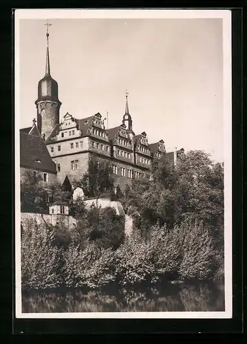 Foto-AK Deutscher Kunstverlag, Nr. 17: Merseburg, Schloss, Front zur Saale, links einer der östlichen Domtürme