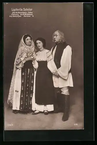 AK Szene aus der Operette Lipitorile Satelor mit Dna Ad. Marculescu als Catina und Dna M. Michalescu als I. Petrescu