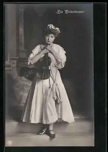 AK Geigerin in der Operette Ein Walzertraum