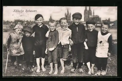 AK Köln, Kölsche Rabauen mit Dom im Hintergrund