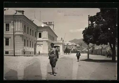 AK Cetinje, Strassenpartie mit Passanten