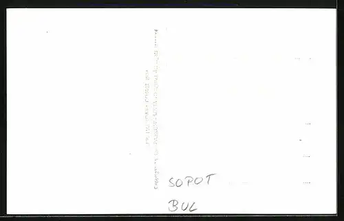 AK Sopot, Frau sitzt im Hof eines Hauses