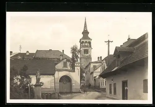 AK Dobruska, Strassenpartie, Blick zur Kirche