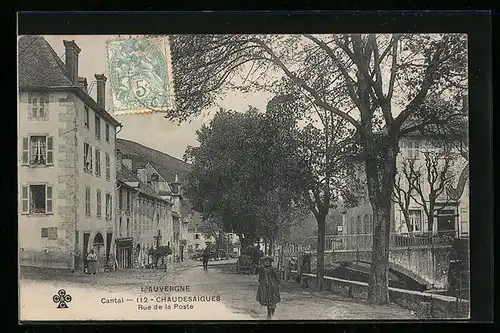 AK Chaudesaigues, L`Auvergne, Rue de la Poste, Strassenpartie