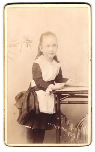 Fotografie Martin Jacolette, Dover, Kleines Mädchen im Kleid