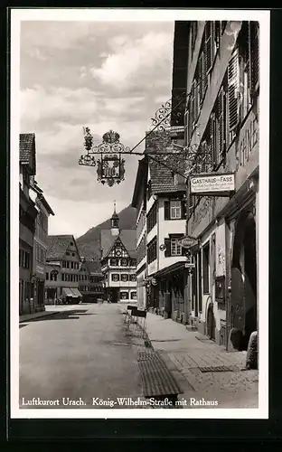 AK Urach, Blick in die König-Wilhelm-Strasse mit dem Rathaus