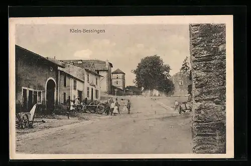 AK Klein-Bessingen, Strassenpartie mit Passanten