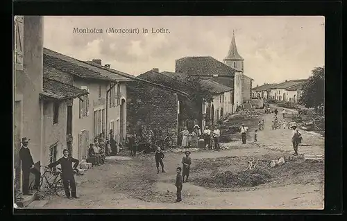 AK Monhofen in Lothr., Belebte Strasse im Ortskern