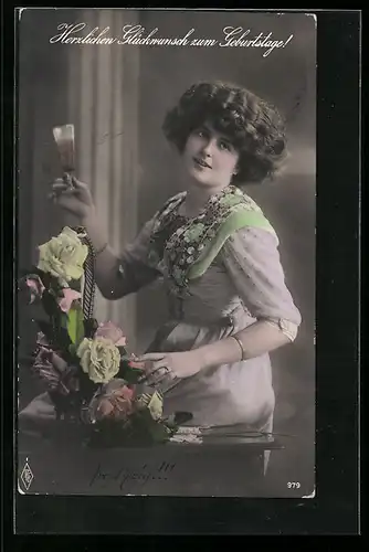 Foto-AK PFB Nr. 979: Hübsche Dame mit einem Korb Blumen, Glückwunsch zum Geburtstag