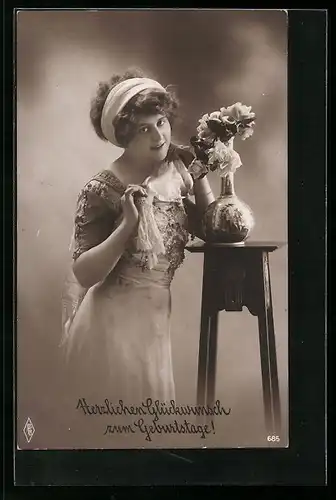 Foto-AK PFB Nr. 685: Dame in schönem Kleid mit Blumenvase, Glückwunsch zum Geburtstag