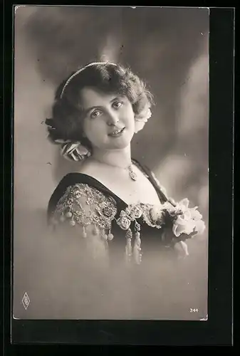 Foto-AK PFB Nr. 344: junge Dame mit freundlichem Lächeln in geschmücktem Kleid