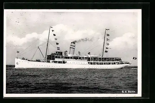AK Passagierschiff Schnelldampfer Berlin in Flaggengala
