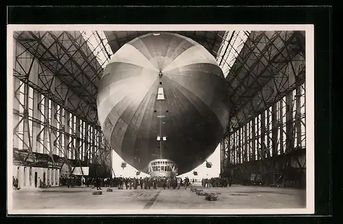 AK Einbringen des Luftschiffes LZ127 Graf Zeppelin in die Halle