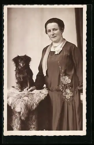 Foto-AK Dame mit kleinem Hund auf einem Fell